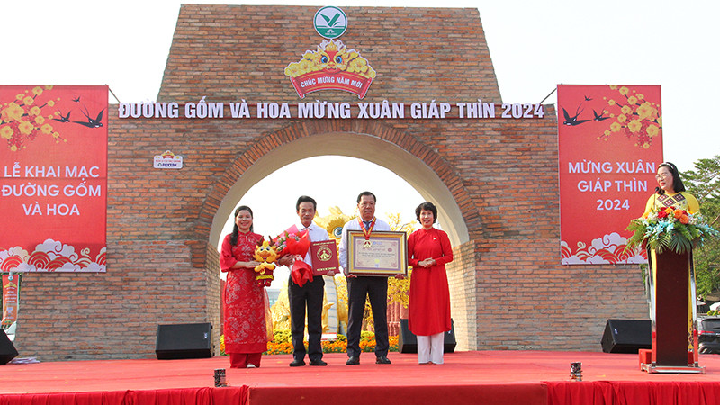 Tổ chức kỷ lục Việt Nam trao giấy chứng nhận “Đường gốm đỏ và hoa dài nhất Việt Nam”. 