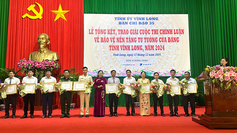 Tuyên dương những tập thể đã có thành tích xuất sắc trong cuộc thi chính luận về bảo vệ nền tảng tư tưởng của Đảng tỉnh Vĩnh Long năm 2024.