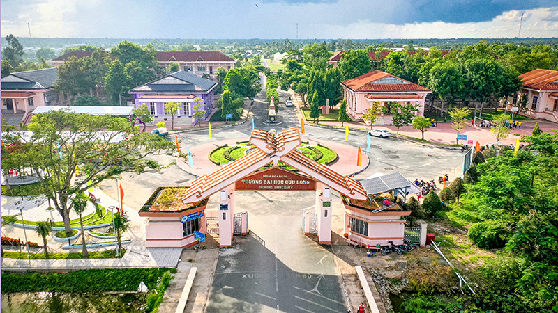 Khuôn viên cổng trường Đại học Cửu Long.
