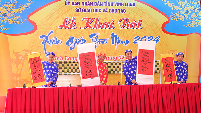 Lãnh đạo tỉnh Vĩnh Long khai bút đầu Xuân mới. 