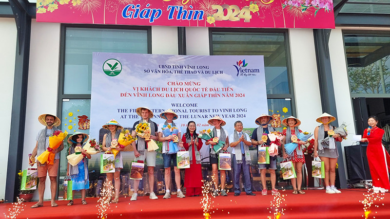 Vĩnh Long chào mừng đón những vị khách quốc tế đầu tiên
