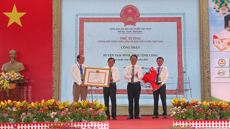 Lãnh đạo tỉnh Vĩnh Long trao bằng công nhận của Thủ tướng Chính phủ cho huyện Tam Bình. 