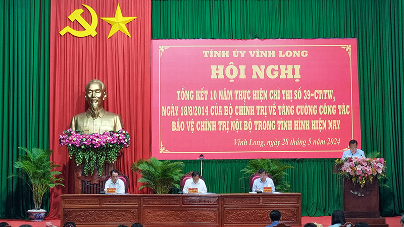 Chủ trì hội nghị. 