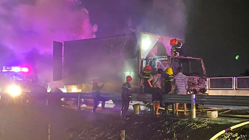 Lực lượng phòng cháy, chữa cháy Công an Vĩnh Long tích cực dập lửa xe tải bốc cháy trong đêm. 