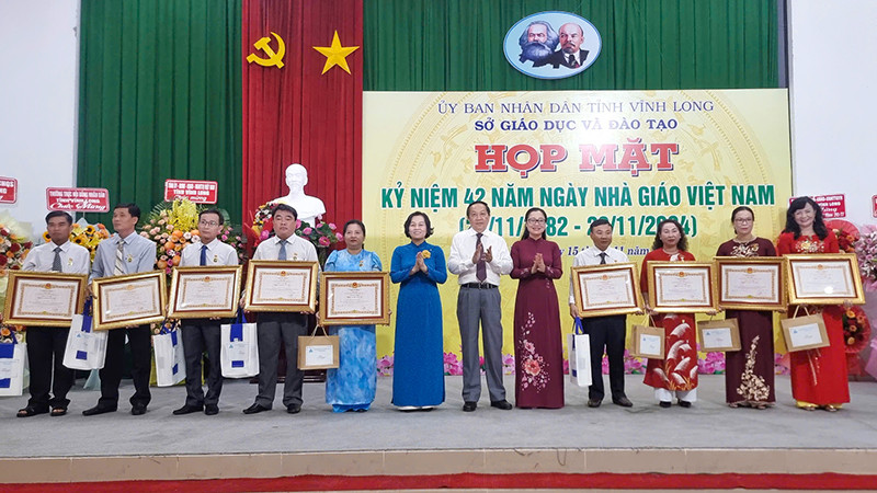 Lãnh đạo tỉnh Vĩnh Long tuyên dương Nhà giáo ưu tú. 