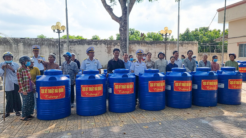 Lễ bàn giao bình chứa nước cho người dân. 