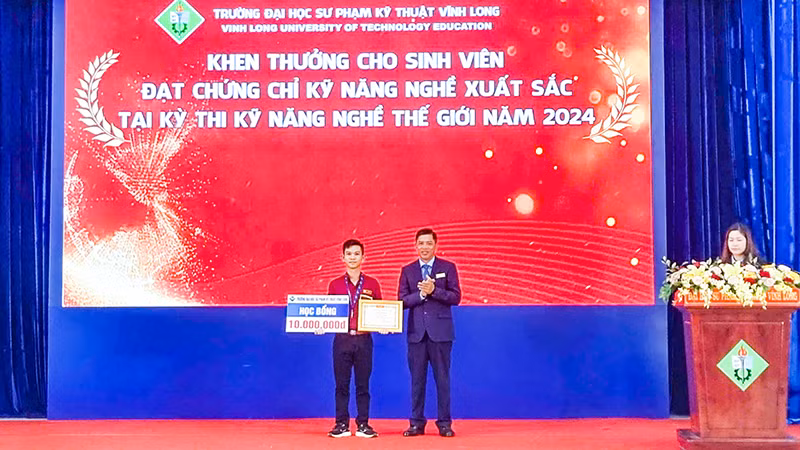 Khen thưởng cho sinh viên đạt giải trong kỳ thi kỹ năng nghề thế giới. 