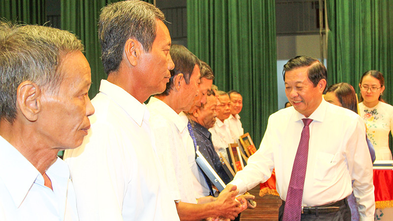 Bí thư Tỉnh ủy Vĩnh Long Bùi Văn Nghiêm trao bảng vinh danh cho Bí thư chi bộ ấp, khóm, khu. 