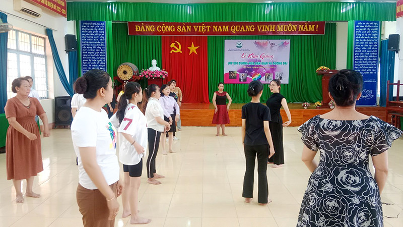 Giảng viên hướng dẫn kỹ năng múa cho các học viên. 