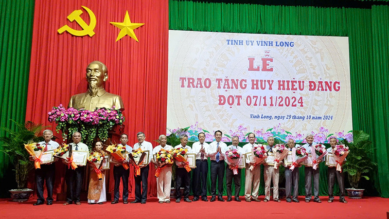 Lãnh đạo tỉnh Vĩnh Long trao Huy hiệu Đảng cho các vị cao niên tuổi đảng sáng 29/10. 