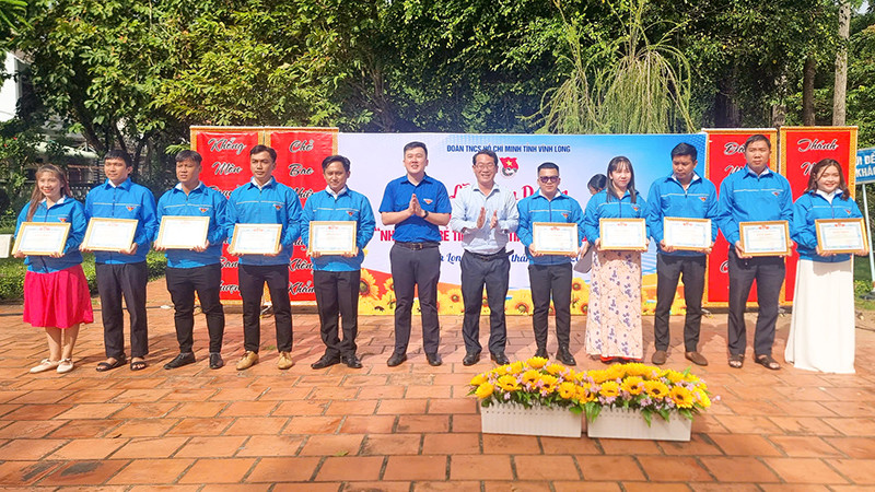Các nhà giáo trẻ tiêu biểu năm 2024 được tuyên dương.