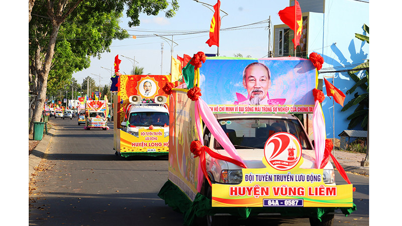 Hội thi xe hoa cổ động. 