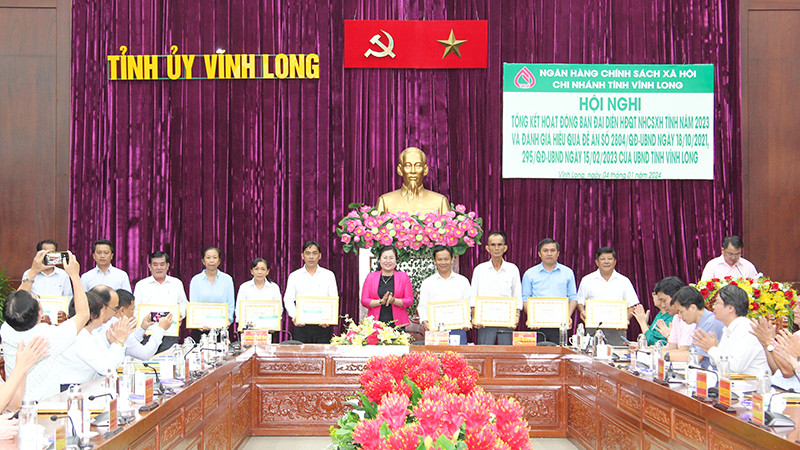Trưởng Ban Tuyên giáo Tỉnh ủy Vĩnh Long Nguyễn Thị Minh Trang trao khen cho những cá nhân có thành tích đóng góp cho hoạt động tín dụng chính sách trên địa bàn tỉnh năm 2023. 
