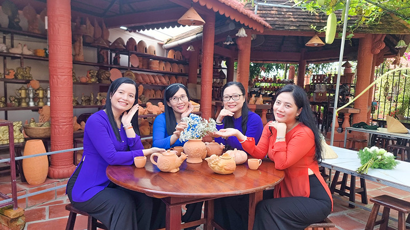 Gốm đỏ là một trong những sản phẩm du lịch đặc trưng của tỉnh Vĩnh Long. 