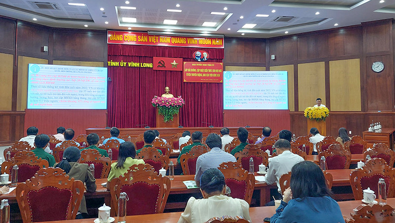 Quang cảnh lớp bồi dưỡng điểm cầu chính tại Tỉnh ủy Vĩnh Long. 