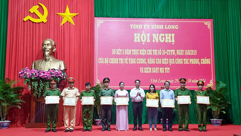 Chủ tịch Ủy ban nhân dân tỉnh Vĩnh Long Lữ Quang Ngời trao Bằng khen cho tập thể và cá nhân đã có thành tích xuất sắc trong thực hiện Chỉ thị số 36-CT/TW của Bộ Chính trị.
