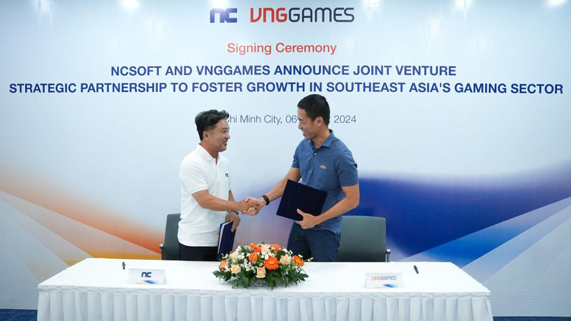 Ông Kim Taek Jin, Nhà sáng lập kiêm Tổng Giám đốc NCSOFT (bên trái) và ông Lê Hồng Minh, Nhà sáng lập kiêm Tổng Giám đốc VNG (bên phải).