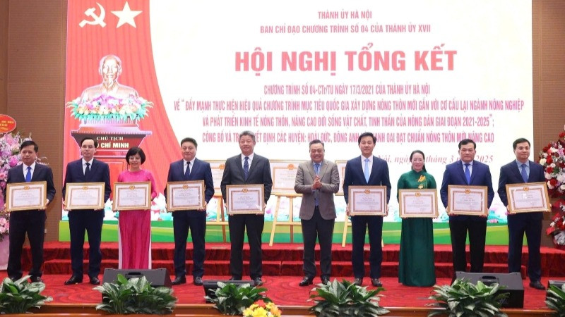 Chủ tịch Ủy ban nhân dân thành phố Hà Nội Trần Sỹ Thanh trao Bằng khen của Ban Thường vụ Thành ủy tặng các tập thể và cá nhân có thành tích xuất sắc. 