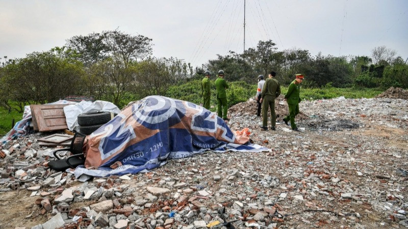 Lực lượng chức năng xã Tân Triều, huyện Thanh Trì kiểm tra, xử lý hành vi đổ trộm phế thải xây dựng trên đất nông nghiệp. 