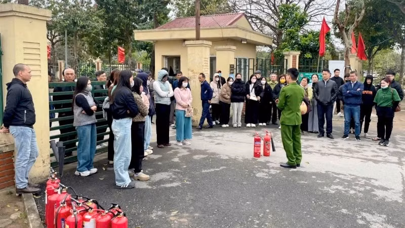 Lực lượng cảnh sát phòng cháy, chữa cháy hướng dẫn người dân huyện Thanh Trì kỹ năng an toàn cháy, nổ. 