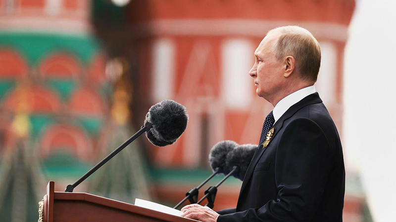 Tổng thống Putin phát biểu tại Lễ duyệt binh Chiến thắng ở Quảng trường Đỏ. (Ảnh: RBK)