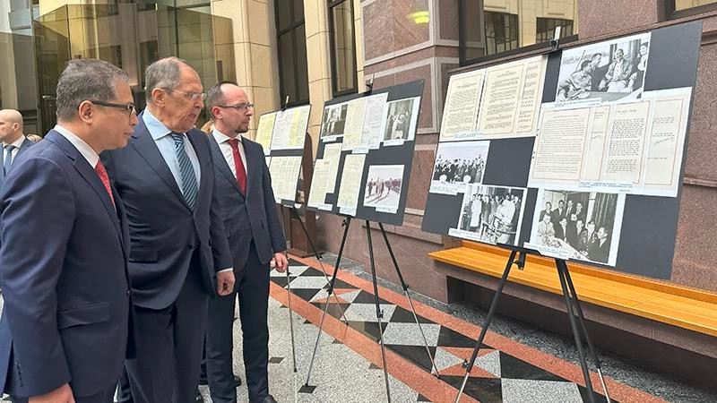 Bộ trưởng Sergei Lavrov và Đại sứ Đặng Minh Khôi tham dự lễ khai mạc triển lãm. (Ảnh: THÙY VÂN)