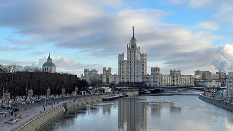 Khách sạn Ukraine nay là khách sạn Radisson chuyên đón tiếp các đoàn khách quốc tế cao cấp nhìn từ sông Moskva. (Ảnh: THÙY VÂN)