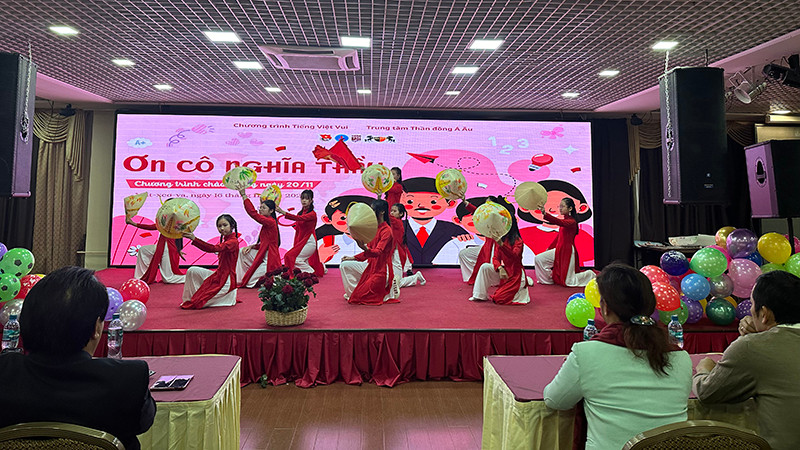Biểu diễn chào mừng Lễ kỷ niệm Ngày Nhà giáo Việt Nam tại Incentra. (Ảnh: THÙY VÂN)