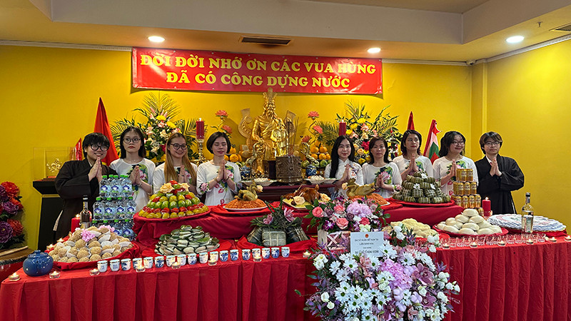 Các sinh viên hăng hái tham gia vào các công việc của ngày Giỗ Tổ, kết nối truyền thống văn hóa dân tộc. (Ảnh: THÙY VÂN)