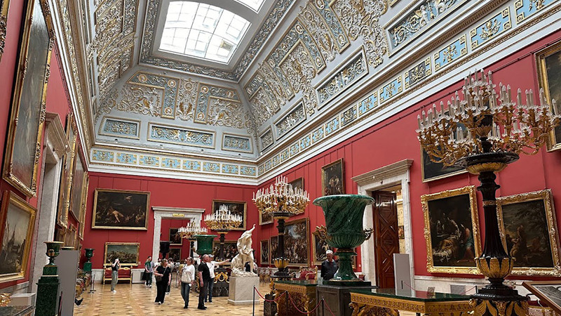 Rất nhiều báu vật được trưng bày tại Hermitage ở thành phố Saint Petersburg. (Ảnh: THÙY VÂN)