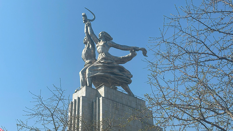 Tác phẩm điêu khắc "Công nhân và người phụ nữ nông trang" ( Ảnh: THÙY VÂN) 