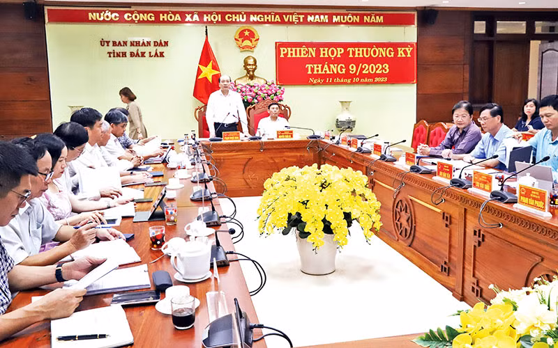 Chủ tịch Ủy ban nhân dân tỉnh Đắk Lắk Phạm Ngọc Nghị chỉ đạo biện pháp thu ngân sách ba tháng cuối năm tại phiên họp thường kỳ tháng 9.