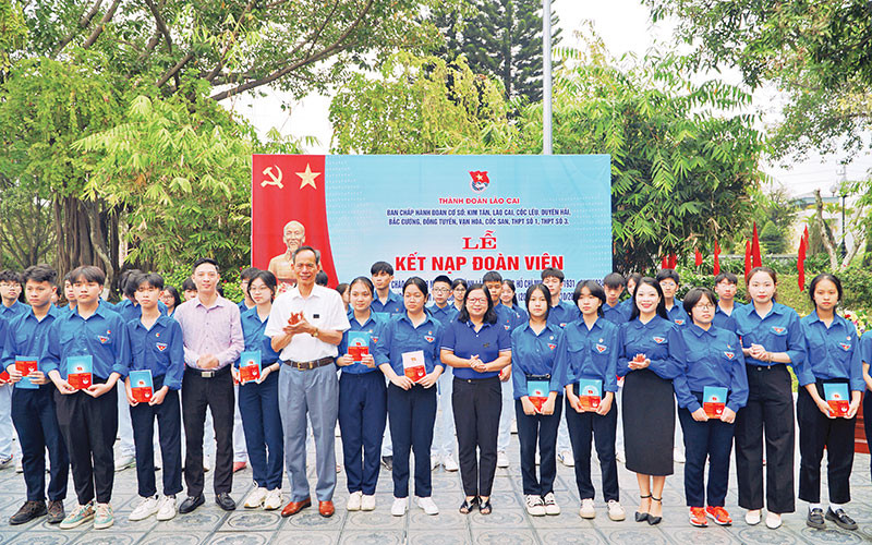 250 đoàn viên được kết nạp lần này là những thanh niên, học sinh ưu tú. (Ảnh Vân Thảo)