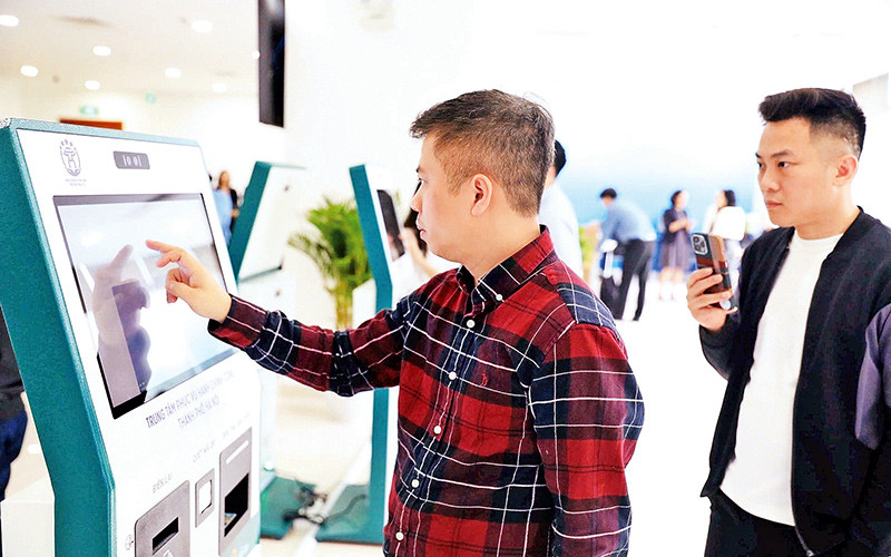 Người dân tra cứu thủ tục hành chính qua kiosk tự động tại Chi nhánh Trung tâm Phục vụ hành chính công Tây Hồ (chi nhánh số 01).