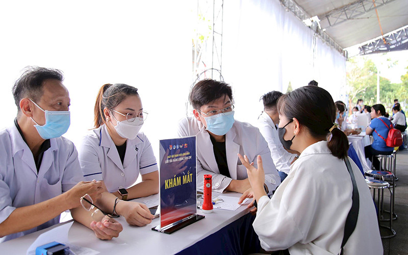Các y, bác sĩ tình nguyện khám bệnh miễn phí cho thanh niên công nhân tại thành phố Cần Thơ. 