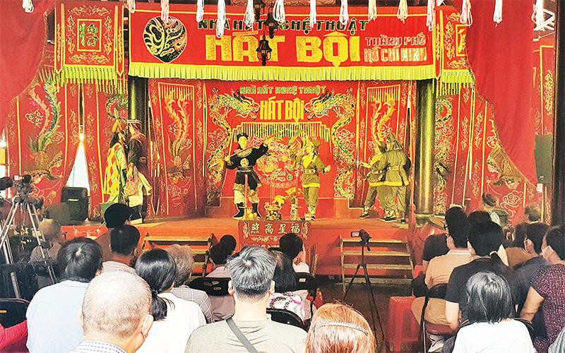 Người dân xem hát bội tại Lăng Ông Bà Chiểu mỗi chủ nhật hằng tuần. 