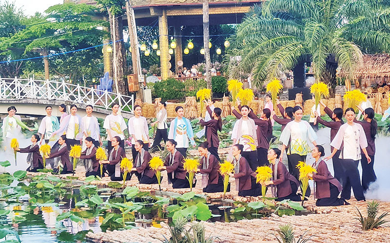 Áo bà ba do các người mẫu chuyên nghiệp và không chuyên trình diễn trong chương trình nghệ thuật “Nụ cười Hậu Giang”.