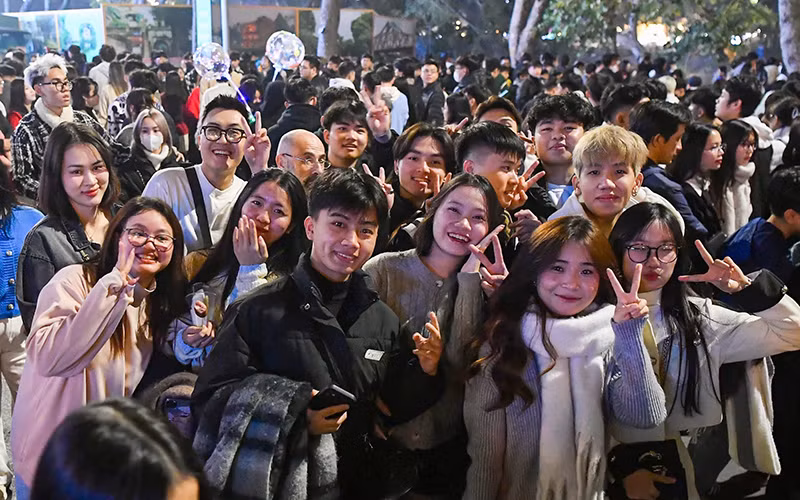 Người dân Hà Nội đón năm mới 2025 tại khu vực hồ Hoàn Kiếm. (Ảnh THẾ ĐẠI)