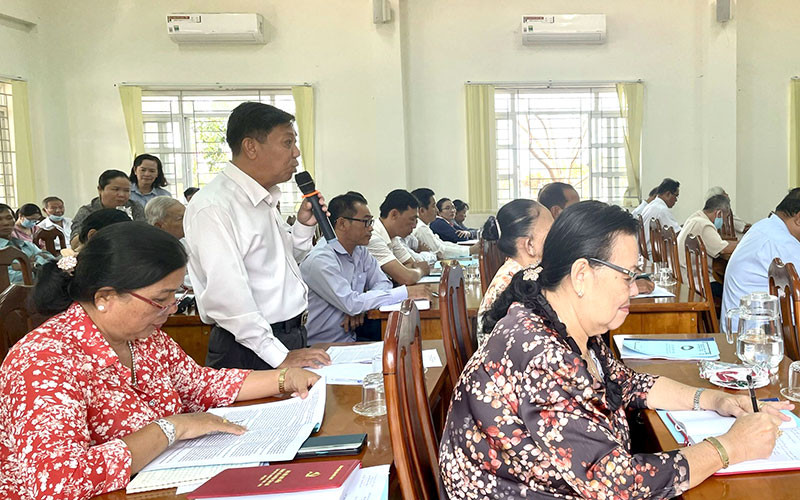 Người dân huyện Cần Giờ, Thành phố Hồ Chí Minh phát biểu tại Hội nghị lấy ý kiến góp ý, phản biện dự thảo Luật Đất đai (sửa đổi) do Ban Thường trực Ủy ban Mặt trận Tổ quốc huyện tổ chức. (Ảnh MỸ HẠNH)