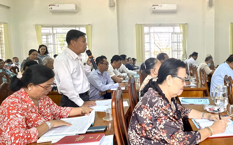 Người dân huyện Cần Giờ, Thành phố Hồ Chí Minh phát biểu tại Hội nghị lấy ý kiến góp ý, phản biện dự thảo Luật Đất đai (sửa đổi) do Ban Thường trực Ủy ban Mặt trận Tổ quốc huyện tổ chức. (Ảnh MỸ HẠNH)