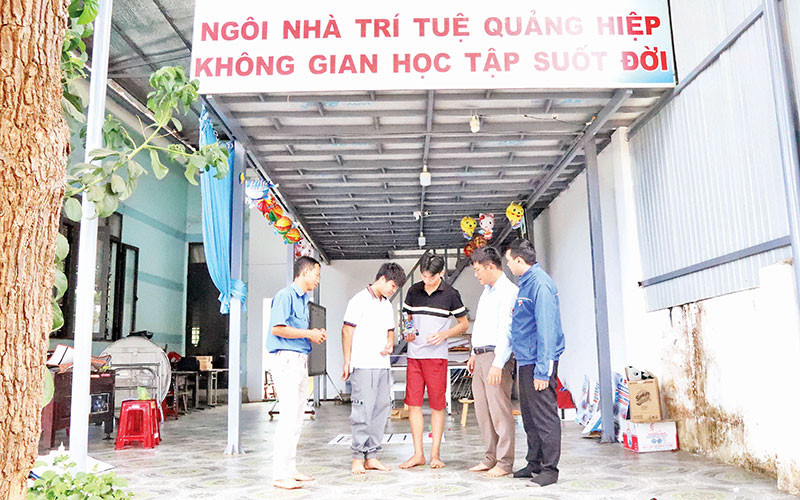 Ngôi nhà trí tuệ của vợ chồng thầy Chuyền, cô Nhung ở xã Quảng Hiệp.