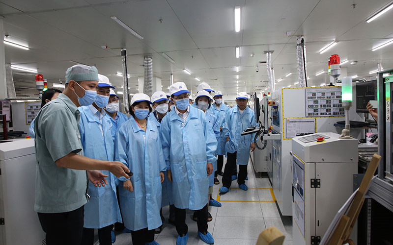 Lãnh đạo tỉnh Bắc Ninh và Samsung Việt Nam đánh giá mô hình Nhà máy thông minh tại Khu công nghiệp Tiên Sơn. (Ảnh PHI TRƯỜNG)