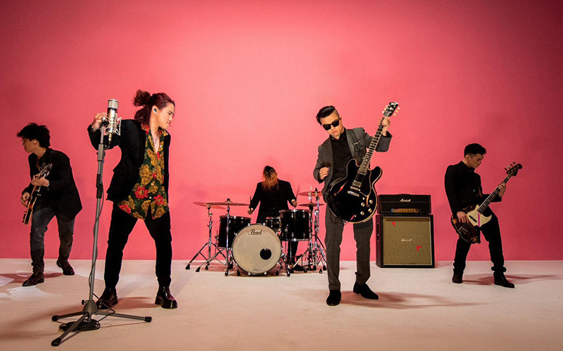 Ban nhạc Ngũ Cung từng hát lại nhiều ca khúc cách mạng với phong cách rock thu hút khán giả. (Ảnh FANPAGE NGŨ CUNG) 