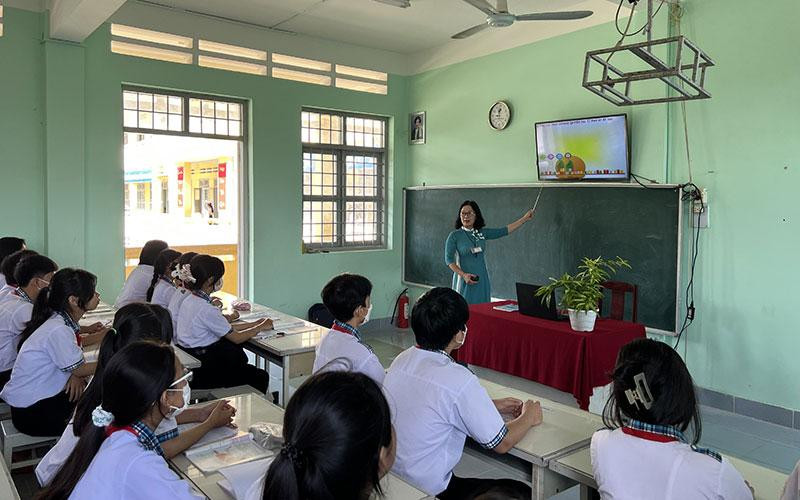 Cô giáo Nguyễn Thị Thu trong giờ lên lớp.