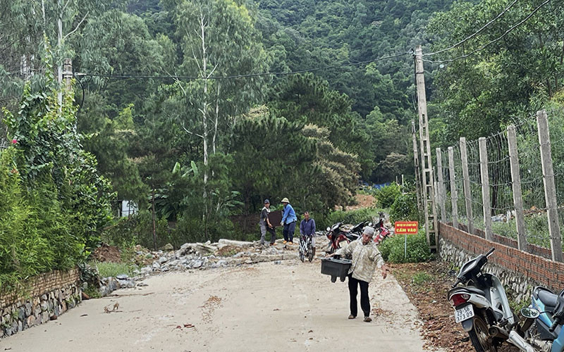 Người dân di dời tài sản ra khỏi khu vực sạt lở.