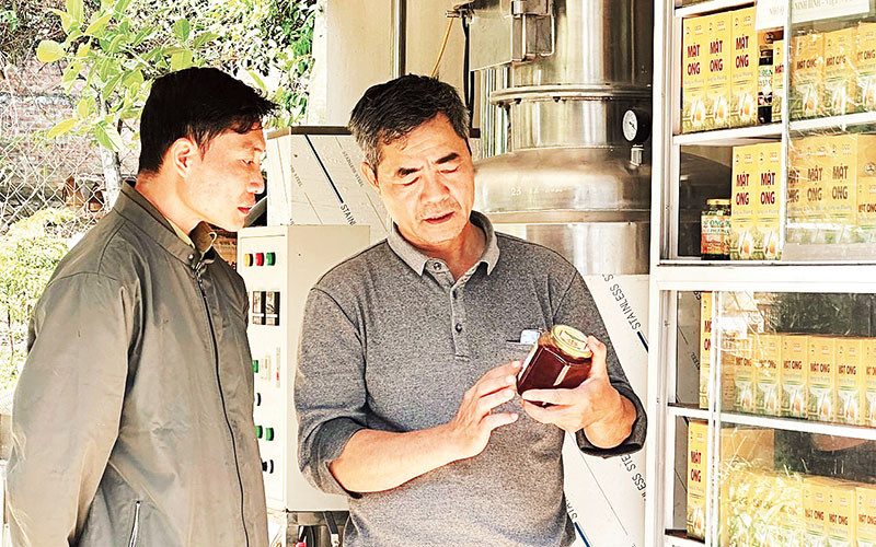 Sản phẩm mật ong Cúc Phương (xã Cúc Phương, huyện Nho Quan, tỉnh Ninh Bình) được dán tem truy xuất nguồn gốc.