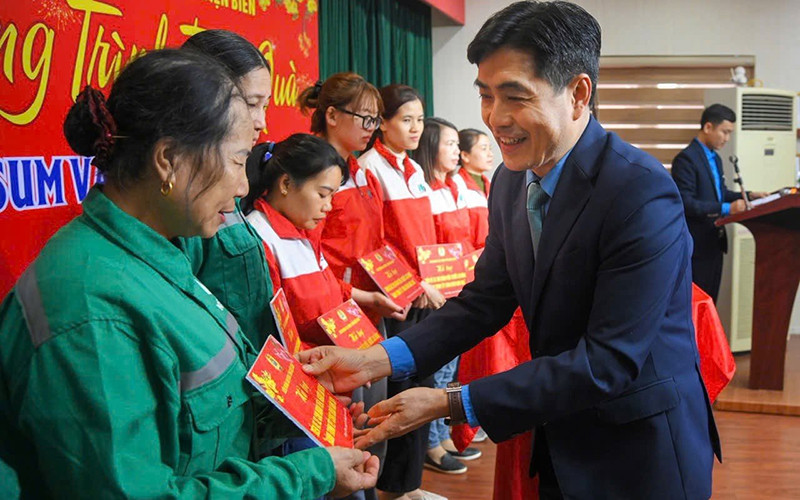 Lãnh đạo Liên đoàn Lao động tỉnh Điện Biên trao quà Tết tặng đoàn viên công đoàn có hoàn cảnh khó khăn.