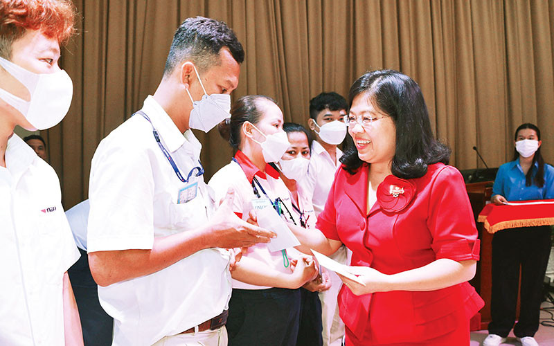 Phó Chủ tịch Hội đồng nhân dân tỉnh Nguyễn Trường Nhật Phượng trao quà tặng công nhân lao động có hoàn cảnh khó khăn.