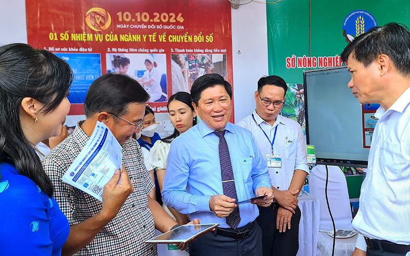 Đại diện lãnh đạo tỉnh Cà Mau tham quan gian hàng chuyển đổi số của một số sở, ngành.