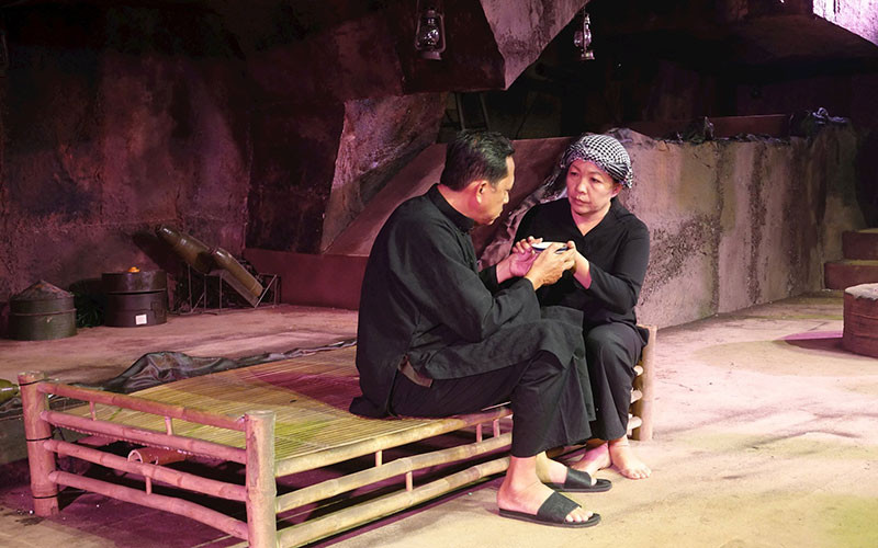 Một cảnh trong vở Đất Thép. (Ảnh Mạnh Hảo)